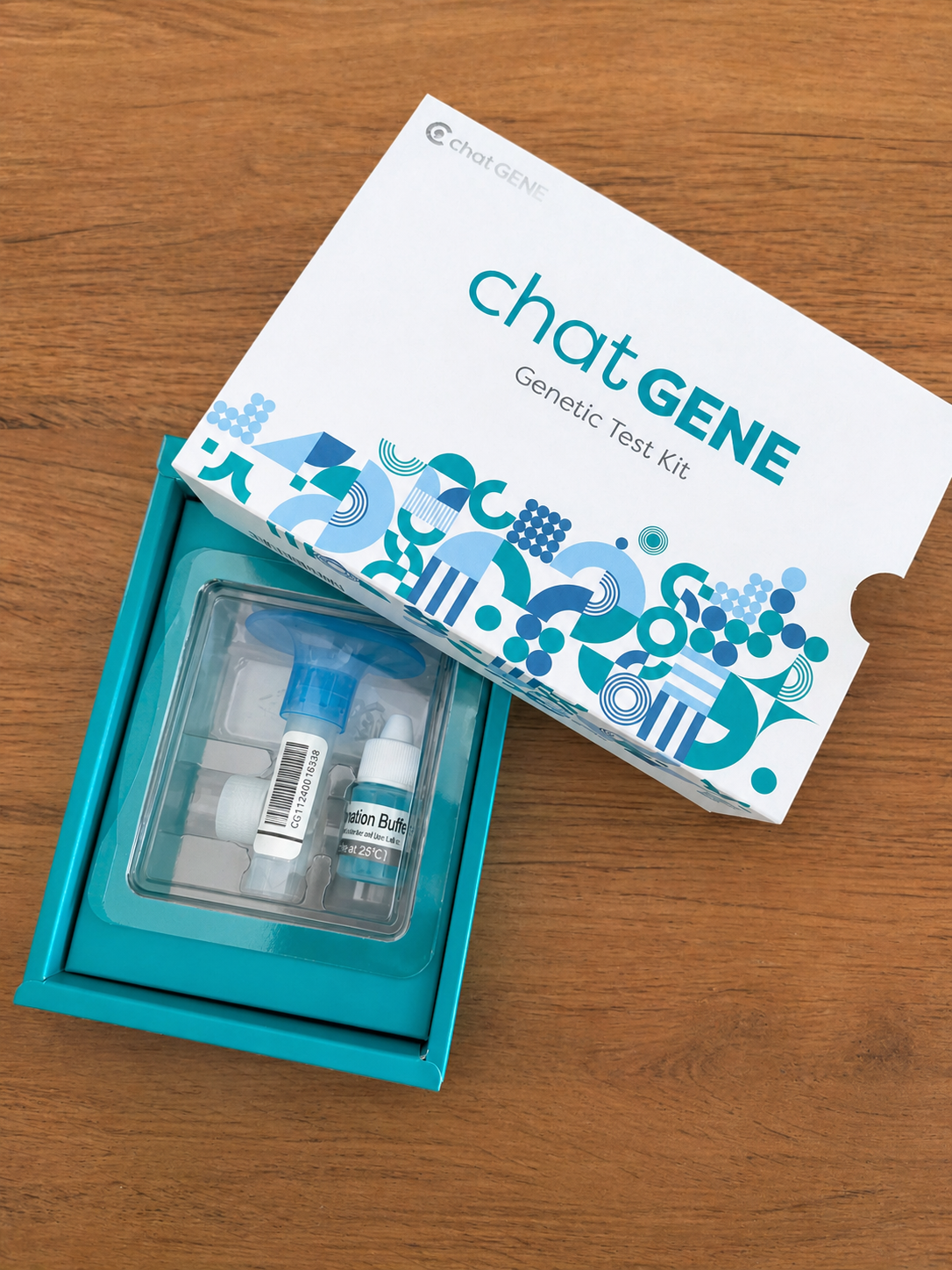 遺伝子検査キットの容器に唾液を入れる様子